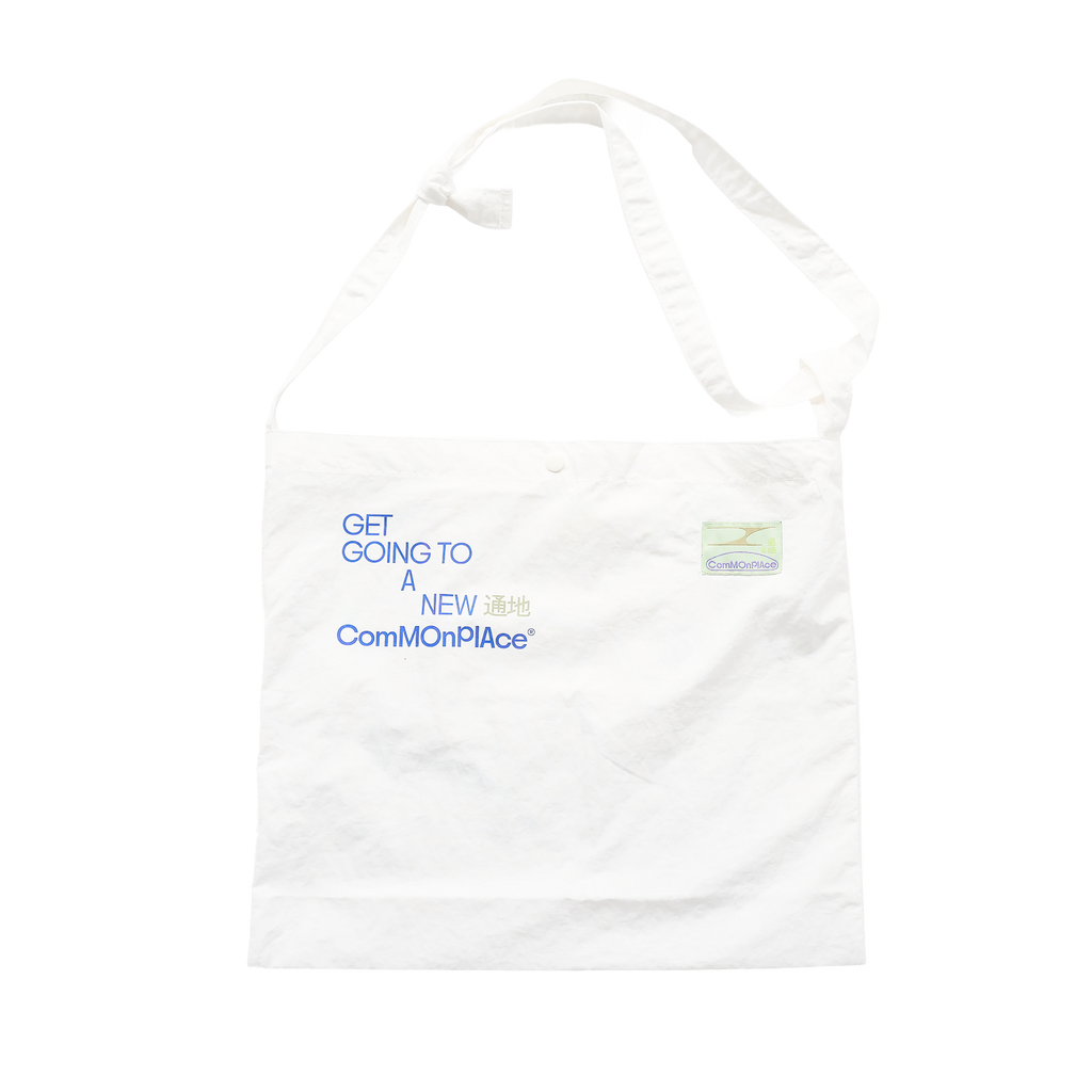 Tote 朝向彼此傾斜 Leaning into One Another