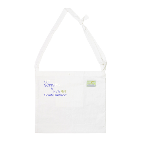 Tote 朝向彼此傾斜 Leaning into One Another