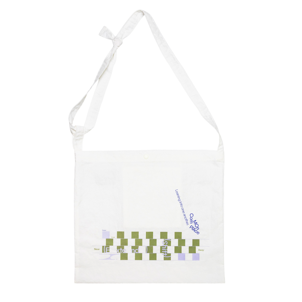 Tote 朝向彼此傾斜 Leaning into One Another